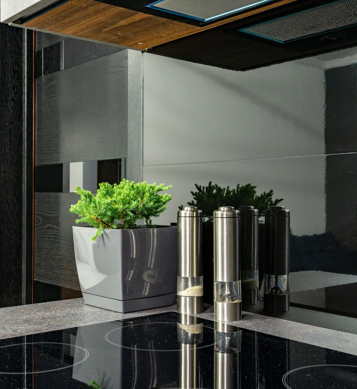 A kitchen with a fitted glass splashback above the benchtop.